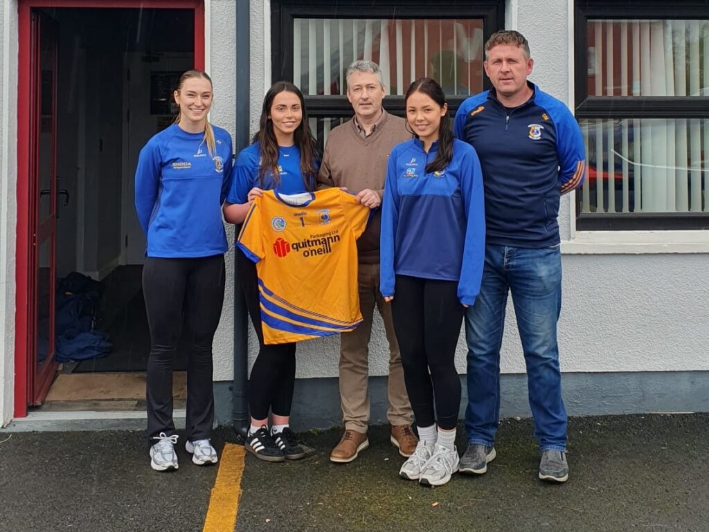 Peter Cloonan of Quitman O’Neill presents a new jersey to the ladies’ camogie team and club chairman during the official sponsorship launch.